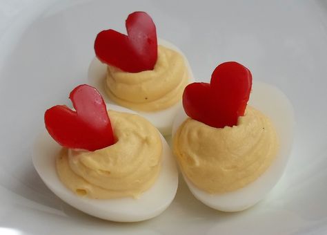 I ♥  deviled eggs... really, I do:@) These cute little Red Bell Pepper Heart Deviled Eggs  would be a great addition to your Valentine's Day... Devilled Eggs, Pig In Mud, Hard Boiled Egg, Holiday Party Foods, Hat Party, Valentine Dinner, Deviled Eggs Recipe, Valentines Day Food, Deviled Egg