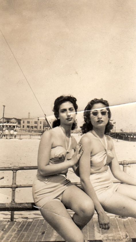 1940s Photos, Vintage Lesbian, Vintage Foto's, Fashion 1940s, Vintage Swimwear, Come Undone, Vintage Life, 1940s Fashion, Brooklyn New York