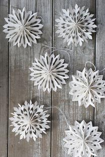 A winter favorite, DIY paper snowflakes are a wonderful activity for the whole family. The Lost Boys (and girls) in your crew will love creating their own unique snowflakes. Hang in your home's windows for an added touch of winter. Snöflingor I Papper, Diy Christmas Snowflakes, Paper Snowflake Patterns, Jul Diy, Christmas Heart, Snow Flakes Diy, Diy Papier, Snowflake Decorations, Paper Snowflakes