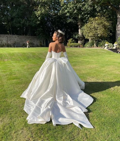 𝒫𝒾𝓃: 𝑔𝑜𝓁𝒹𝓈𝒽𝑜𝓇𝓉𝓎 💌 Ball Gown Wedding Dress With Gloves, Sleeveless Wedding Dress With Gloves, Cinderella Inspired Wedding Dress, Princess Ballgown Wedding Dresses, Princess Wedding Dresses Ball Gown Fairytale, Elegant Wedding Dress Ballgown, Wedding Dress With Gloves, Poofy Wedding Dress, Wedding Dress Gloves