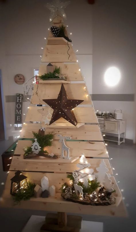 40 Ideas to Get a Modern Wooden Christmas Tree This Year Wooden Christmas Trees Rustic, Wooden Pallet Christmas Tree, Pallet Wood Christmas, Pallet Wood Christmas Tree, Pallet Christmas Tree, Pallet Christmas, Wooden Christmas Tree, Country Christmas Decorations, Dollar Tree Christmas