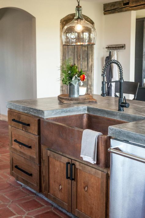 Sterling Zan is a fan of copper, so Joanna incorporated a copper farmhouse sink and brushed copper fixtures. Sink And Dishwasher, Kitchen Faucet Design, Industri Modern, Kitchen Traditional, Black Kitchen Faucets, Modern Ideas, Farmhouse Kitchen Cabinets, Concrete Kitchen, Pool Design