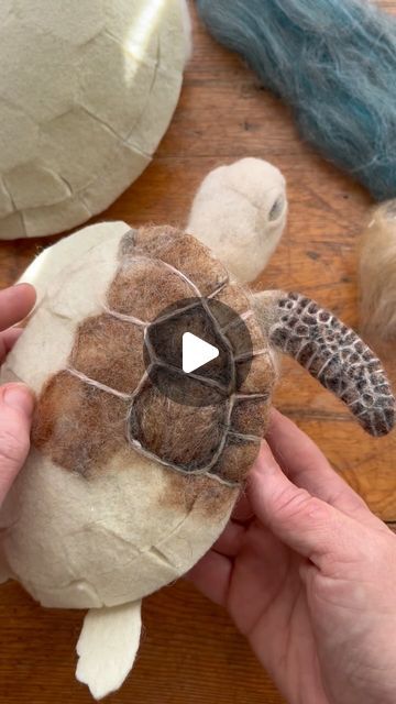 Needle Felt Turtle, Wet Needle Felting, Free Needle Felting Patterns, How To Felt Animals, Beginner Needle Felting Projects, How To Needle Felt, Felted Turtle, Felt Needling, Needle Felting Ideas