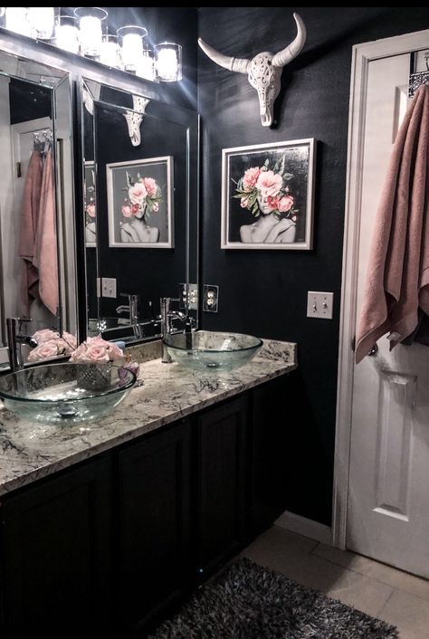 Pink And Black Goth Bathroom, Black Glam Bathroom Ideas, Bathroom Ideas Pink And Black, Black And Floral Bathroom, Kitchen Moody Modern, Edgy Bathroom Aesthetic, Bathroom Astethic Dark, Dark Home Decor Apartment, Maximalist Guest Bathroom