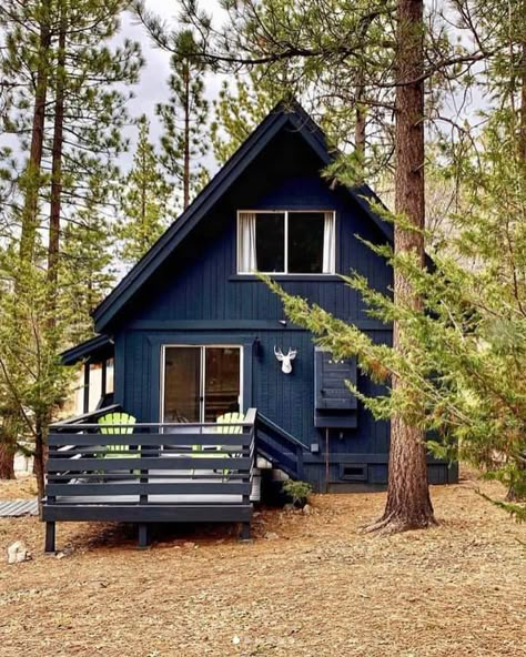 AFrame en vedette dans Dwell & Sunset mags 4min pour skier Simple Cottage Style Homes, Cabins And Cottages In The Woods, Bohemian Decoration, Cabin Exterior, Cottage Cabin, Getaway Cabins, Cabin Living, A Frame Cabin, Hus Inspiration