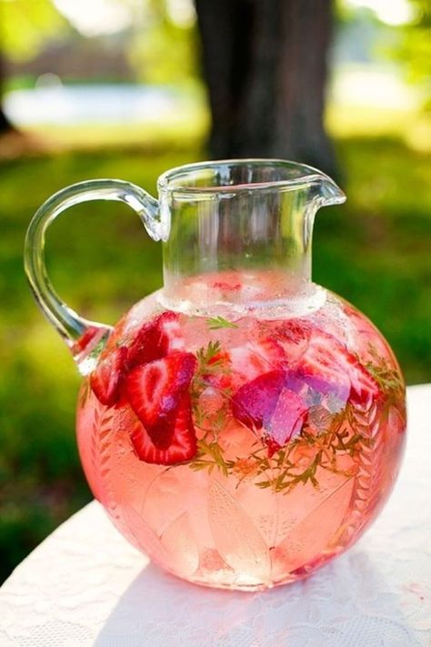 Sparkling Strawberry Lemonade, Baby Shower Punch, Warm Lemon Water, High Tea Party, Watermelon Mint, Strawberry Mint, Fruit Infused Water, Brunch Buffet, Lemonade Recipes