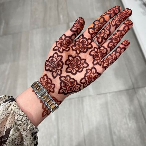 Minimal Bridal Henna design Casual Mehendi Designs, Easy Rose Mehndi Designs, Mehndi New Designs Unique, Mehandi Designs For Hands Simple 2024, Mehndi Rose Designs, Front Mehendi Designs Simple, Best Friend Mehndi Design, Mehendi Designs Stylish, Rose Mehndi Designs Simple