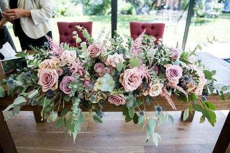 Wedding Top Table Flowers, Top Table Flowers, Wedding Top Table, Ceremony Candles, Cheap Wedding Flowers, Gubahan Bunga, Country Garden Weddings, Pretty Garden, Wedding Country