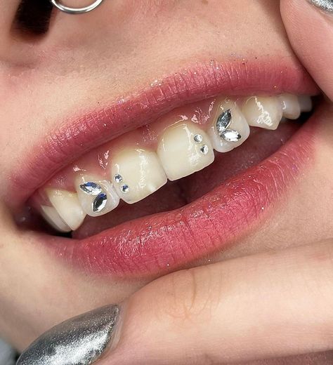 Smiley Piercing With Tooth Gems, Easy Tooth Gem Designs, Rosalia Teeth Gems, Rosalia Tooth Gems, Simple Tooth Gem Designs, Tooth Gem Inspo Simple, Tooth Gem Inspiration, Teeth Gems Ideas, Tooth Gem Designs