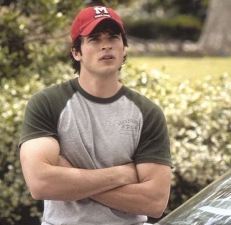 Smallville Clark Kent, Charlie Baker, Tom Welling Smallville, Comic Superman, Cheaper By The Dozen, Tom Welling, 2000s Movies, Clark Kent, Smallville