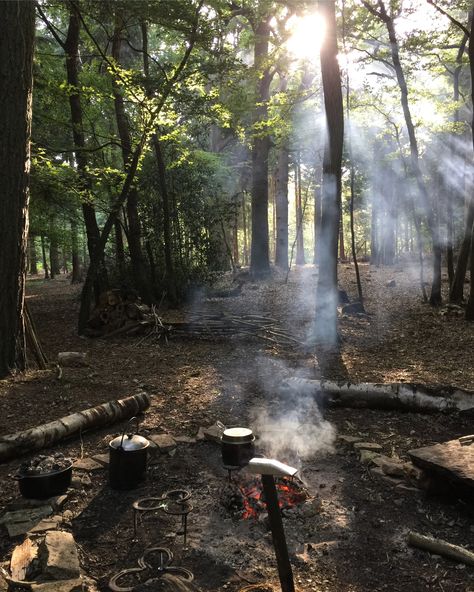 Early morning breakfast with Wilderness Pioneers set amongst a backdrop of a beautiful British woodland coming to life with birdsong and the sun slowly rising #bushcraft #outdoors #primitive #photooftheday #survival #woodland #forest #wilderness #nature #edc #camping #camp #hike #hiking #backpacking #wild #wildcraft #wildcamp #instanature #wood #woods #woodwork #woodworking #spoon #carve #carving #sloyd #crafts #handmade Woods Camping, Woodland Camping, Camp In The Woods, Life In The Woods, Primal Living, Living In The Wilderness, The Wilderness, Wood Carving Aesthetic, Camping In The Woods Aesthetic