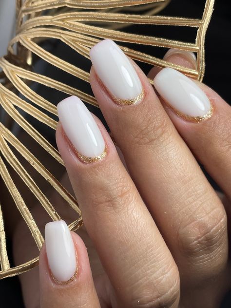 Wedding Nails For Bride White And Gold, Milk White Nails With Gold, White Nail Gold Tip, White Silver Gold Nails, Milky And Gold Nails, Short Nail Designs White And Gold, Milky White Gold Nails, Cream Gold Nails, White Nails Gold Accent