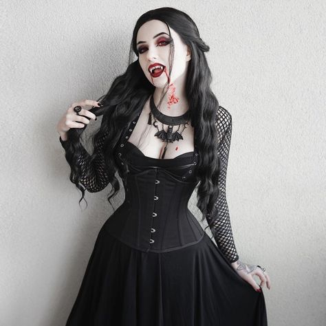 Vampress Costume, Vampire Cosplay Female, Gore Photoshoot, Hot Vampire Costume, Vampire Look, Goth Vampire, Victorian Vampire, Vampire Clothes, Vampire Makeup