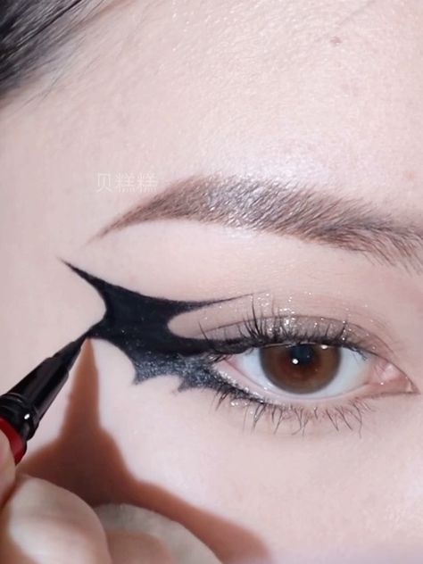 Easy bat eyeliner makeup tutorial🦇 #halloweenmakeup | Instagram Halloween Inspired Makeup Easy, Halloween Makeup Bat Eyes, Bat Eyeliner Halloween, Bat Inspired Makeup, Bat Eyeliner Tutorial, Goth Eyeliner Tutorial, Goth Makeup Easy, Vampire Eyeliner, Easy Makeup Ideas For Halloween