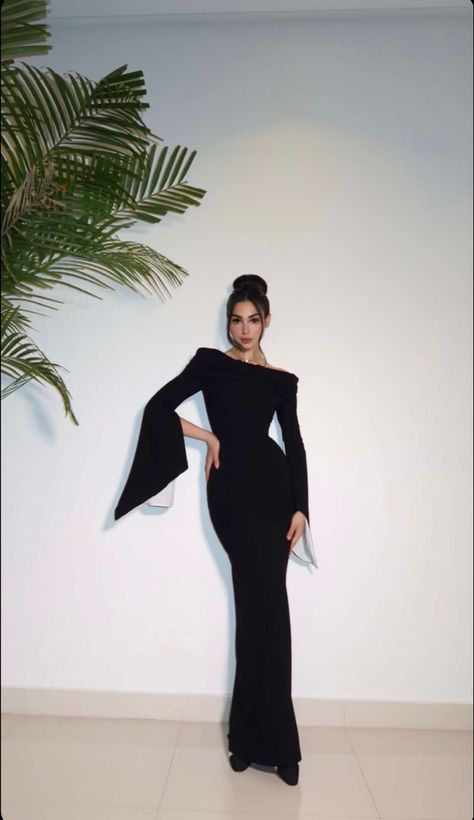 Dinner Dress Classy Elegant, Casual Weekend Style, Black Wedding Gowns, Modest Evening Dress, Classy Gowns, Corporate Dress, Black Dresses Classy, Classy Wedding Dress, Soiree Dress