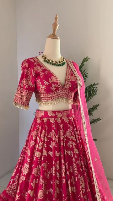 Traditional Dresses For Function, Pink Lehanga Ideas, Bridal Wedding Looks Indian, Lehenga With Kurti Designs, Dusshera Outfit Ideas, Marriage Outfits For Women Traditional, Belt Blouse Designs Latest, Unique Bridal Looks Indian, Diwali Outfits Lehenga