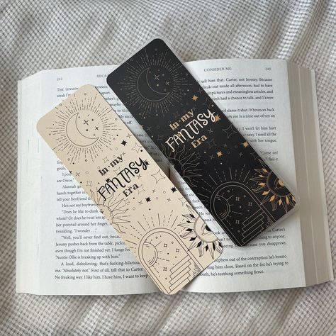 🦋I'm a fantasy addict bookmark  🎀I'm a book girlie bookmark  Handmade bookmark  𝑩𝒐𝒐𝒌𝒎𝒂𝒓𝒌 𝑫𝒆𝒕𝒂𝒊𝒍𝒔😀: Dimensions: 7.5 x 2.5 inches Material: Printed on 300gsm  Printing: double-sided laminated on both sides Use code : FREESHIPPING to get shipping free when you order 4 or more items 𝑫𝒊𝒔𝒑𝒂𝒕𝒄𝒉 𝑻𝒊𝒎𝒆𝒇𝒓𝒂𝒎𝒆: We typically dispatch orders within 1-3 days of purchase. 𝑺𝒉𝒊𝒑𝒑𝒊𝒏𝒈 𝑫𝒆𝒕𝒂𝒊𝒍𝒔😀: USA: Usually takes 2-3 weeks for delivery Europe and other countries: Delivery typically takes 1-2 weeks Follow us on Instagram @𝑩𝒐𝒐𝒌𝒄𝒉𝒂𝒓𝒎𝒔.𝒔𝒕𝒐𝒓𝒆 for the latest updates on new launches, giveaways, and more! Thank you for supporting our shop! If you have any questions, feel free to reach out. Each order comes with a surprise gift consisting of exclusive bo Romantic Bookmarks, Throne Of Glass Bookmark, Acotar Bookmarks, Romance Book Club, Fantasy Romance Book, Acotar Rhysand, Cool Bookmarks, Aesthetic Drawings, Fantasy Romance Books