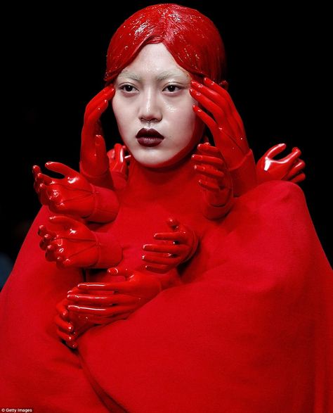 Gleaming hands around the models neck looked as if they were covered in blood and reaching out like something from a nightmare China Fashion Week, Chinese Fashion, Weird Fashion, Avant Garde Fashion, Red Aesthetic, China Fashion, Costume Design, Chinese Style, Wearable Art