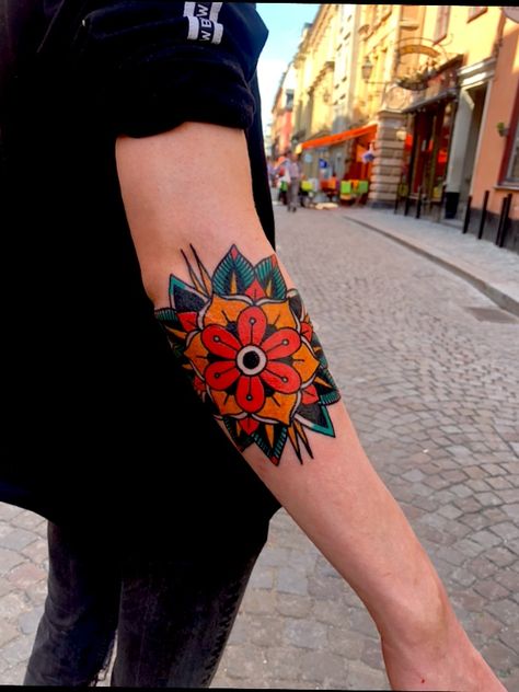 Old School Traditional, 42 Tattoo, Traditional Tattoo Flowers, Kunst Tattoos, Traditional Tattoo Sleeve, Elbow Tattoos, Geniale Tattoos, Old School Tattoo Designs, Tatuaje A Color