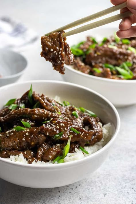 Easy Mongolian Beef recipe is a perfect quick 30 minutes dinner, made with crispy thinly sliced flank steak and coated with sweet and spicy sauce. Easy Mongolian Beef Recipe, Easy Mongolian Beef, Resep Steak, Mongolian Beef Recipe, Mongolian Beef Recipes, Crispy Beef, Beef Steak Recipes, Chinese Cooking Wine, Mapo Tofu