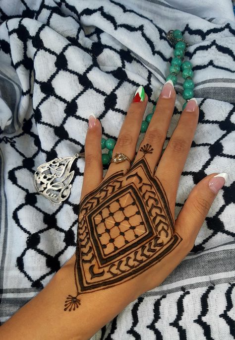 West African Henna Designs, Keffiyeh Henna, Yemeni Henna, Desi Tattoo, Moroccan Henna, Cute Henna Designs, Unique Henna, Cute Henna Tattoos, Henna Inspo