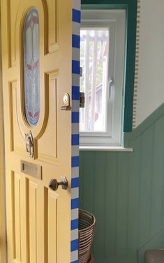 striped door trim yellow door Porch Tiles, Tapet Inspiration, Striped Door, Teal Interiors, Yellow Door, Yellow Doors, Door Trim, Mirror Mosaic, Hus Inspiration