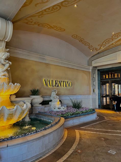 Travelling. Travel aesthetic. Las Vegas. Holiday. Sunshine. Vegas. Valentino. Luxury. Beige aesthetic. Rich. Casino. Las Vegas Lifestyle, Las Vegas Casino Aesthetic, Christmas In Las Vegas, Valentino Aesthetic, Aesthetic Las Vegas, Las Vegas Aesthetic, Casino Aesthetic, Luxor Las Vegas, Vegas Aesthetic