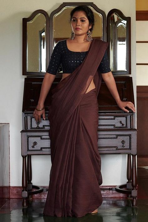 Dharsha Gupta, Brown Saree, Long Frock Designs, Sari Design, Kids Blouse Designs, Wedding Saree Collection, Kota Sarees, Kids Blouse, Simple Sarees