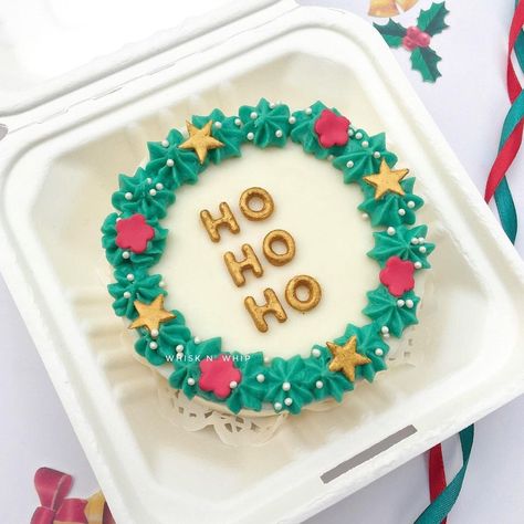 The Bento cake is trending all over Instagram. This Korean cake looks adorable as it is a mini cake nestled in a takeout box. Its simple decoration makes it stand out and easy to bake at home. Credit - @whishnwhipbyishmaishana #christmasdecore Bento Cake Design Ideas, Bento Cake Design, Easy Christmas Breakfast, Cake Design Ideas, Christmas Pastries, Christmas Themed Cake, Easy To Bake, Christmas Cake Designs, Korean Cake