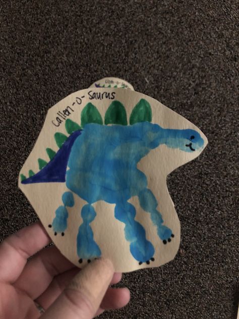 Dinosaur Crafts Handprint, Dinosaur Activities For One Year Olds, Hand Dinosaur Craft, Dinosaur Hand Print Craft, Dinosaur Infant Crafts, Handprint Stegosaurus, Dino Crafts For Toddlers, Dinosaur Pre K Crafts, Dinosaur Projects For Toddlers