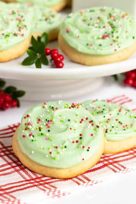 Crumbl Sugar Cookies, Festive Cookie Recipes, Crumble Cookie Recipe, Shortbread Cookies Christmas, Christmas Shortbread, Delicious Christmas Cookies, Christmas Cookie Recipes, Soft Sugar Cookies, Gourmet Cookies