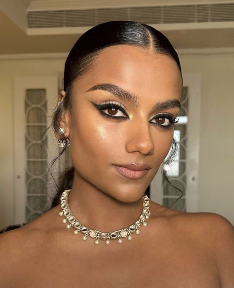 These '70s Inspired Makeup Looks Are Perfect For Party Season 70s Inspired Makeup, Indian Eye Makeup, Dramatic Winged Eyeliner, Indian Skin Makeup, Indian Makeup Looks, Fall Wedding Makeup, Fall Makeup Trend, Simone Ashley, Lash Designer