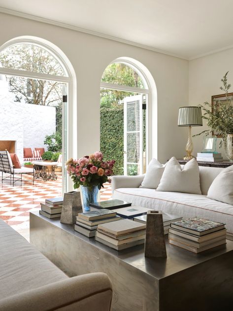 Old Hollywood Spanish Mission-Style Homes Lovingly Refreshed | Homes To Love Modern Luxury Sofa, Spanish Mission Style Homes, Spanish Inspired Home, Belle Magazine, Mission Style Homes, Outdoor Renovation, Living Tv, Australian Interior Design, Banquette Seating