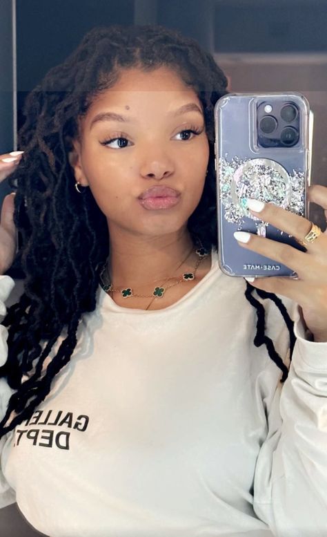 Halle Bailey Braids, Halle Bailey Smile, Chloe And Halle Locs Style, Halle Bailey Makeup, Chloe And Halle Locs, Halle Bailey Hair, Halle Bailey Aesthetic, Halle Core, Hailey Bailey