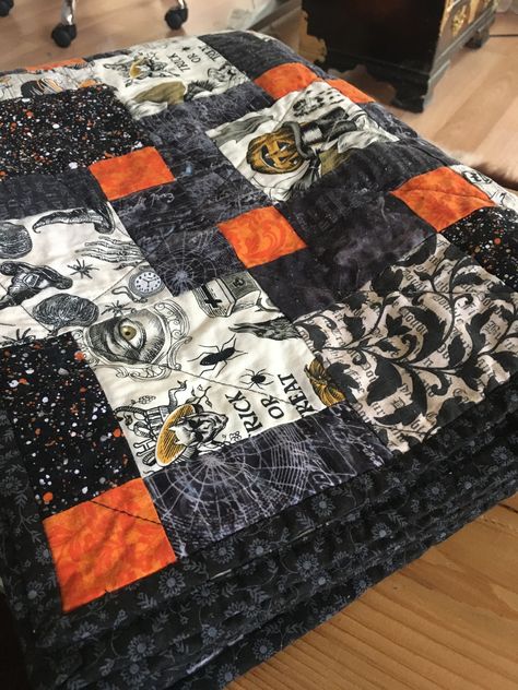 SPOOKY. October 2019. Disappearing nine patch. Quilt #6 Halloween Rag Quilt, Goth Quilt Ideas, Halloween Quilts Ideas Simple, Gothic Quilt Ideas, Spooky Quilt Patterns, Goth Quilt Patterns, Spooky Sewing Projects, Halloween Quilt Ideas, Horror Quilt