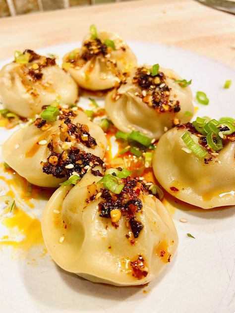 Bibigo Steamed Dumplings with Easy Homemade Chili Oil - Costco Kitchen Homemade Chili Oil, Easy Spring Rolls, Easy Homemade Chili, Vegetable Dumplings, Chocolate Chia Pudding, Steamed Dumplings, Steamed Chicken, Chili Garlic Sauce, Homemade Chili