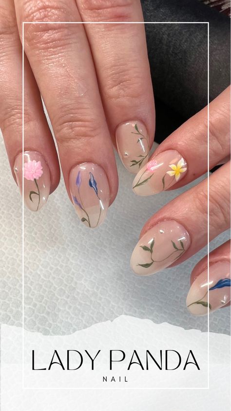 Nails Inspired By Books, Minimal Floral Nails, Garden Themed Nails, Floral Nails Coffin, Nail Ideas Floral, Floral Wedding Nails, Wild Flower Nails, Floral Nail Ideas, Bride With Flowers