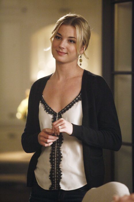 Emily Thorne - Emily Thorne: Season 1 - Revenge - ABC.com Revenge Fashion, Emily Thorne, Blonde Actresses, Emily Vancamp, Fashion Tv, Fashion Pictures, Gossip Girl, Supergirl, Moda Fashion