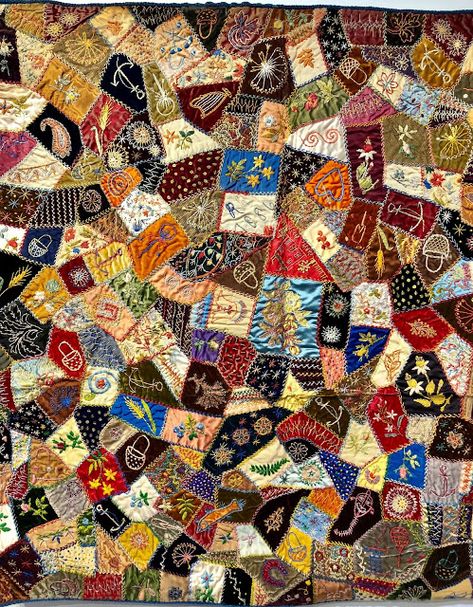 Crazy Quilt Patterns, Quilt By Hand, Crazy Quilt Templates, Crazy Quilt Tutorials, Crazy Patchwork Quilt, Crazy Quilts Patterns, Halloween Spider Decorations, Crazy Quilt Stitches, Homemade Halloween Decorations