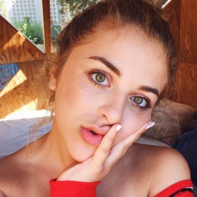 Follow @baby Ariel Internet Famous, Baby Ariel, Teen Choice Awards, Female Girl, Hailee Steinfeld, Bright Skin, Natural Treatments, Big Star, Baby Star