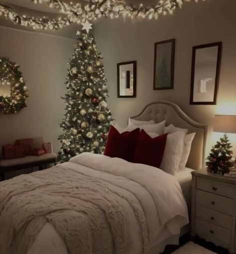 Christmas Room Aesthetic Bed, Christmas Room Inspiration, Preparing For Guests, Ideas For Rooms, House Room Design, Bloxburg Christmas, Christmas Cosy, Holiday Bedroom Decor, Decorated Living Room