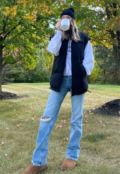 Longlined Puffer Vest, Women’s Patagonia Vest Outfit, Puffer Vest Hiking Outfit, Fall Black Vest Outfits, Black Patagonia Vest Outfit, Ll Bean Vest Outfit, Columbia Fleece Vest Outfit, Puffer Vest Outfit Midsize, Black Jacket Vest Outfit