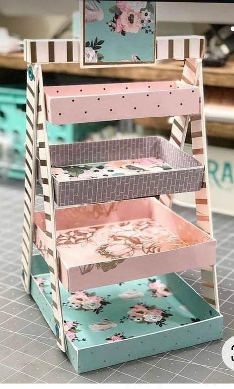 Market Shelf, Cardboard Crafts Diy, Idee Cricut, Cardboard Box Crafts, Diy Cardboard Furniture, Diy Crafts Hacks, Home Diy Projects, Diy Cardboard, Easy Diy Art