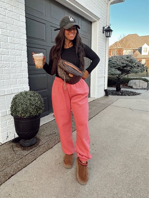 Sweats Fashion Women, Fall Mama Outfits, Sweat Joggers Outfits, Curvy Joggers Outfit, Cute Valentine Outfits For Women, Bodysuit And Flannel Outfit, How To Dress Up A Sweat Suit, Chilly Florida Outfit, Jogger Leggings Outfits