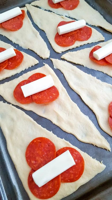 Appetizers With Crescent Roll Dough, Crescent Roll Pie, Crescent Roll Snacks, Easy Pepperoni Rolls, Pizza Crescent Rolls, Pizza Crescent, Easy Pepperoni Pizza, Pizza Dippers, Crescent Roll Apple Dumplings