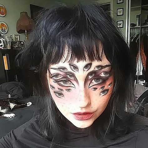 Unique Eyebrow Shapes, Minimalist Goth Outfit, Multiple Eyes Makeup, Scary Eye Makeup, Goth Spidersona, Blonde Trad Goth, Triangle Eyebrows, Creepy Eye Makeup, Multiple Eyes Character