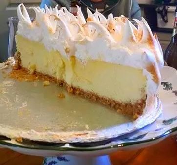 South African Style Lemon Meringue Pie | #1 Catamaran Resource Lemon Meringue Recipe, Lemon Meringue Pie Easy, Best Lemon Meringue Pie, South African Desserts, Lemon Meringue Cheesecake, Lemon Pie Recipe, Lemon Meringue Tart, Sweet Condensed Milk, African Dessert