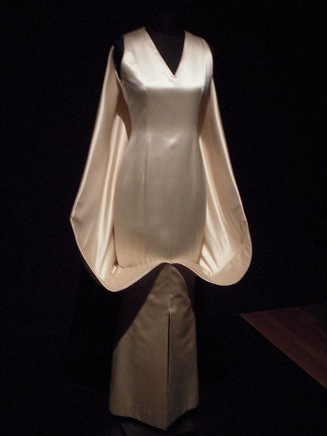 Roberto Capucci at the Phladelphia Museum of Art | sokref1, via Flickr. Roberto Capucci, Crazy Fashion, Artistic Fashion, Lily Dress, Garment Construction, Haute Couture Dresses, Weird Fashion, Androgynous Fashion, Fashion Revolution