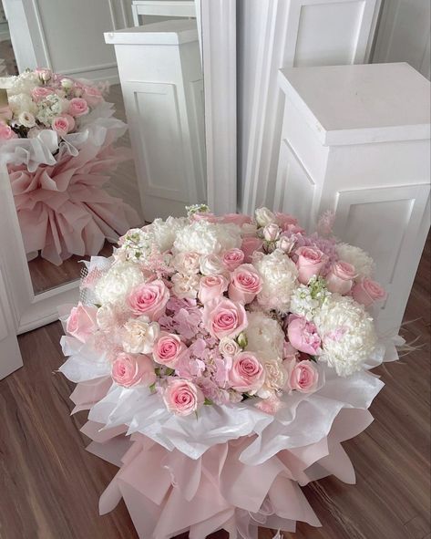 #roses #flowers #bouquet #valentines #gift #valentinesgift #beautiful #pink #white White Bouquet Aesthetic, Giant Bouquet Of Flowers, Flower Bouquet Decoration, Roses Flowers Bouquet, Bouquet Valentines, Beautiful Flower Bouquet, Bouquet Aesthetic, Flower Boquet, Bouquet Decoration