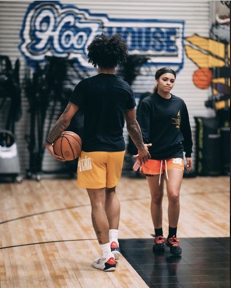 Nba Wife Aesthetic, Basketball Relationship Goals, Basketball Relationships, Basketball Wife Aesthetic, Jada Williams, Nba Wife, Athletic Couples, Basketball Couples, La Lakers Jersey